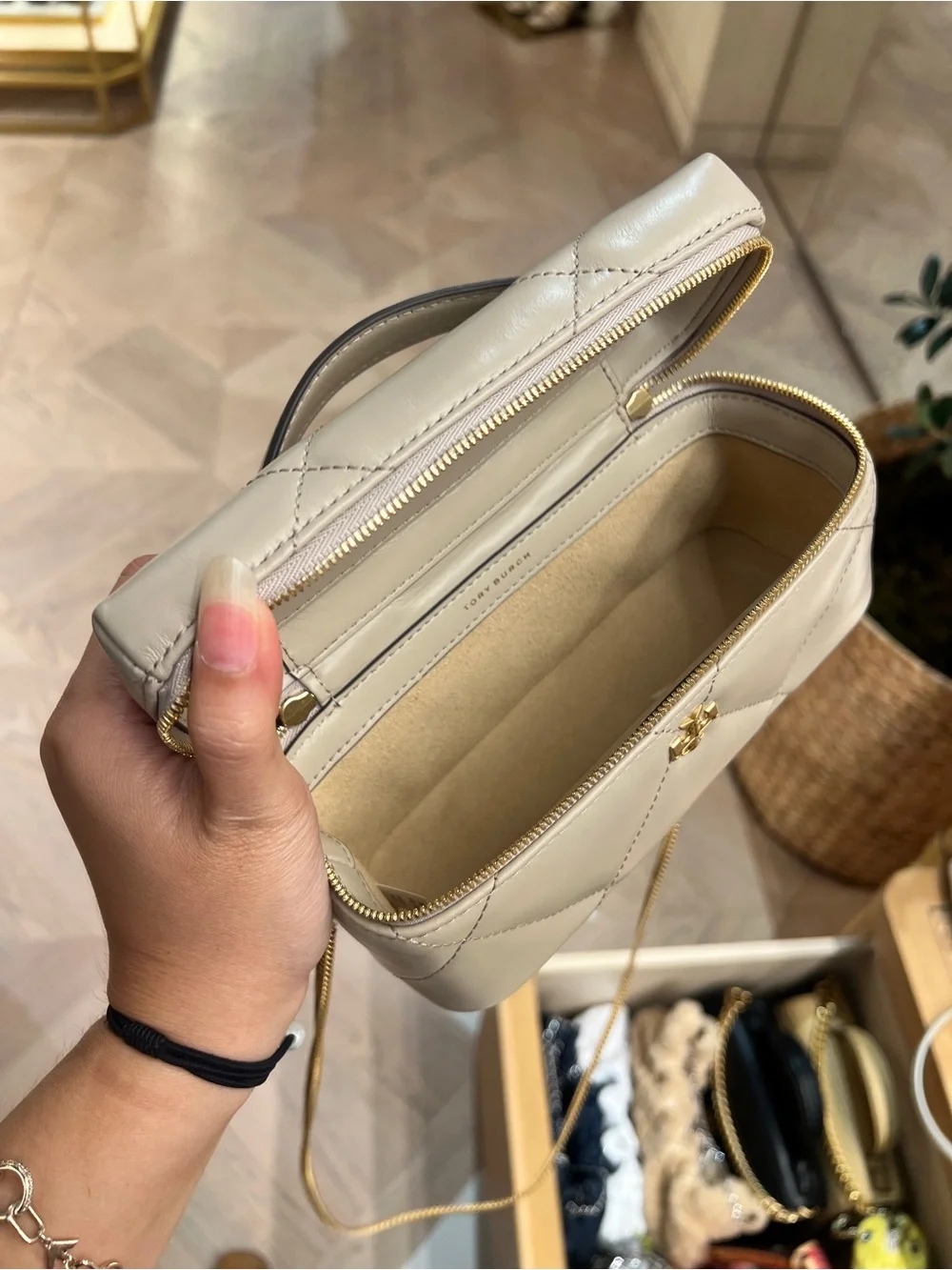 NWT Tory Burch KIRA DIAMOND QUILT EAST-WEST VANITY CASE